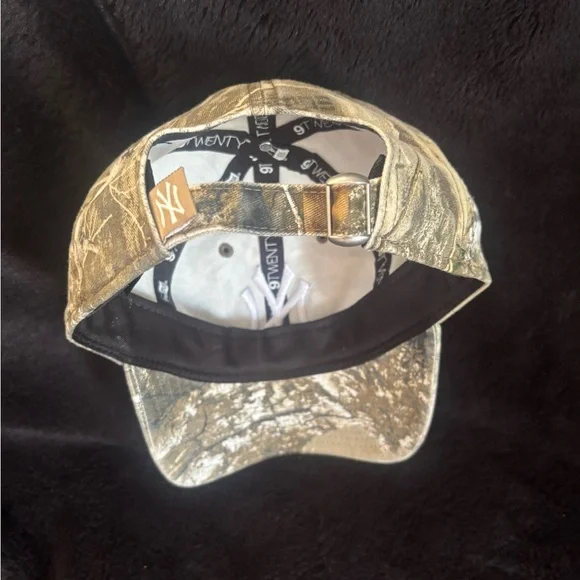New Era Women's NY Yankees Camo Cap with White Logo - Picture 5 of 5